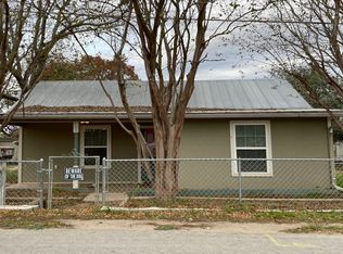 701 Libold Dr, Devine, TX 78016