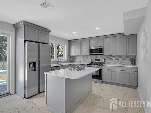 2nd image of 1143-1145 Roe Ave