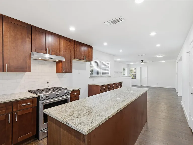 6207 Royal Ln — Photo 9