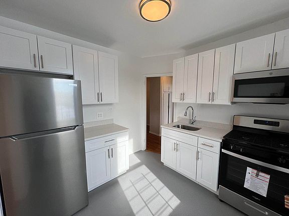 4th image of 4342 45th St APT 4L