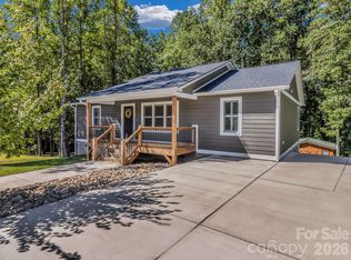 212 Walt Dr, Hendersonville, NC 28792