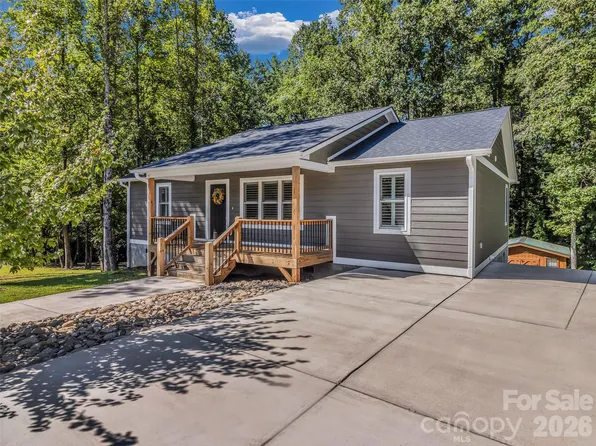 212 Walt Dr, Hendersonville, NC 28792