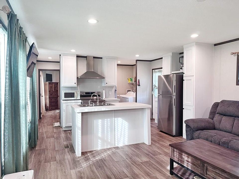 1st image of 32 W 4th St