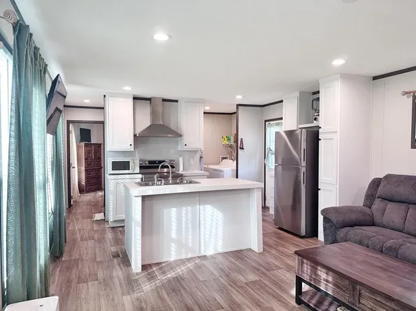 32 W 4th St, Wells, TX 75976
