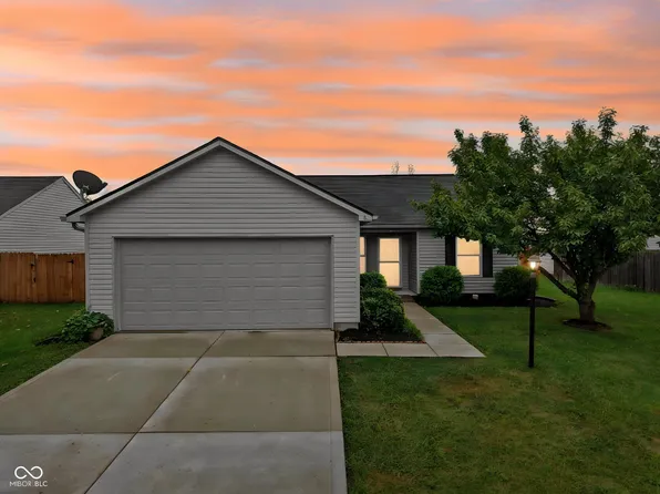 1585 Sweetwater Ln, Greenfield, IN 46140