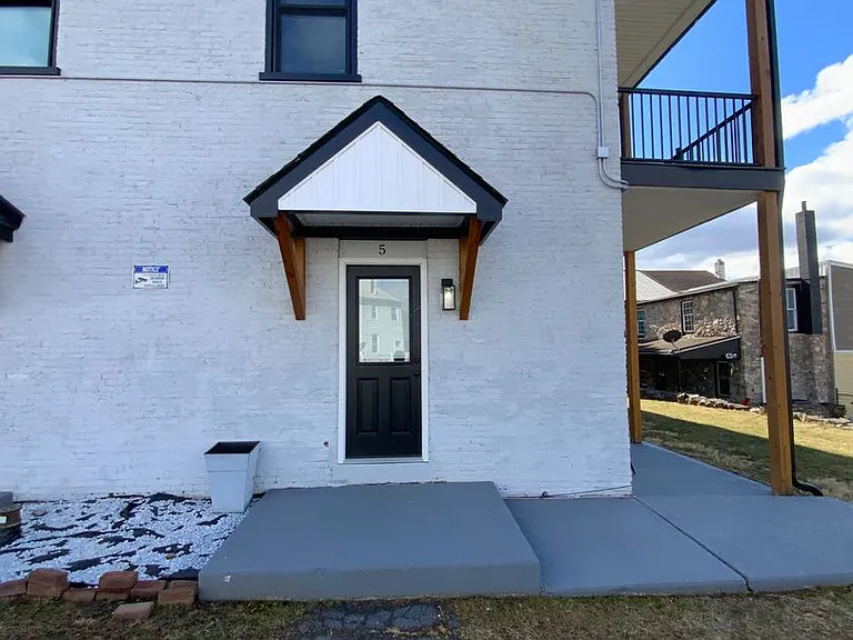 557 Union St — Photo 3