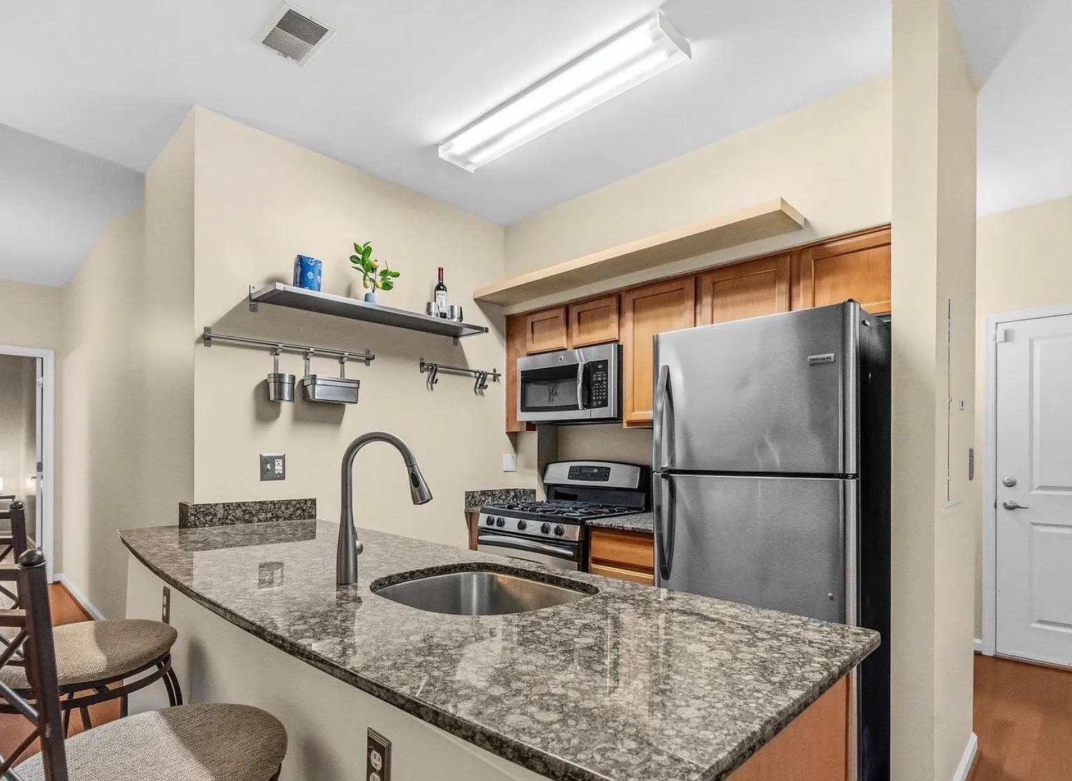 1 bed, 700 sqft, $1,750 — Photo 2