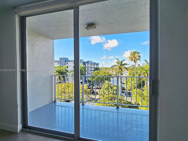 16546 NE 26th Ave #5H — Photo 5