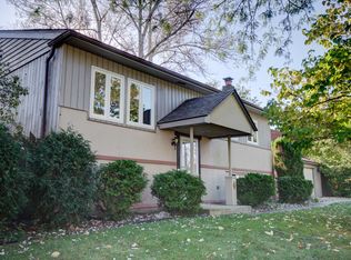 19561 W Cambridge Rd, Mundelein, IL 60060