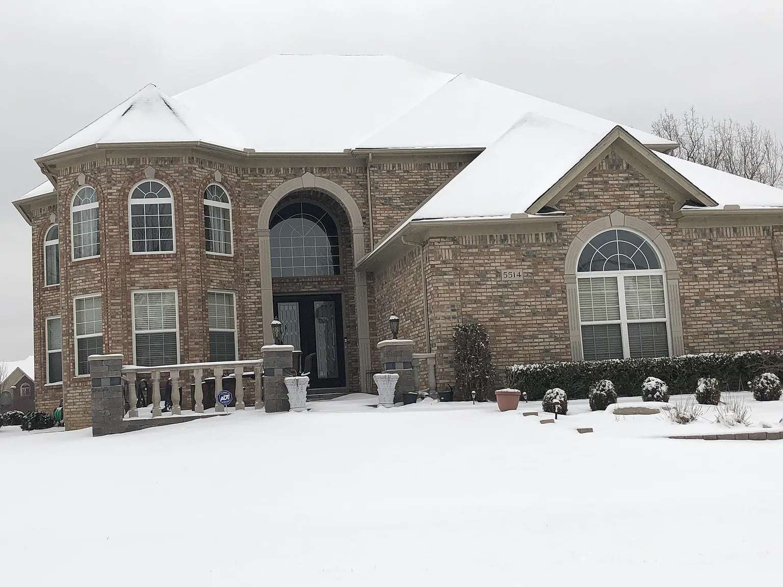 5514 Victoria Dr photo 1