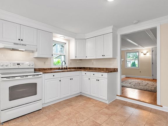 5th image of 19 Birchwood Dr
