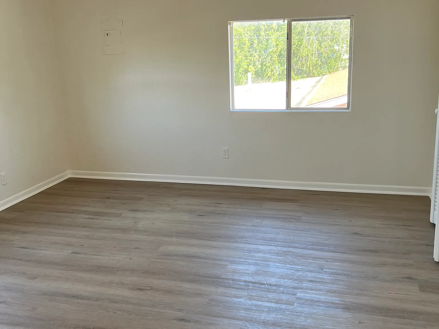 4 bed, 2500 sqft, $2,000 — Photo 2