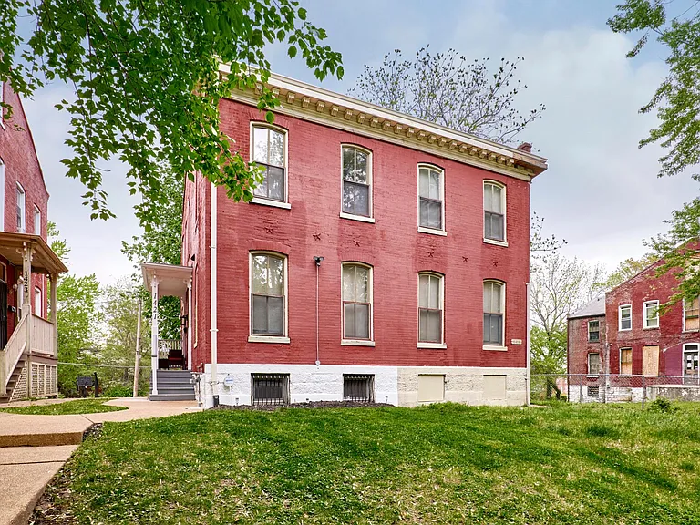 1421 N Park Pl — Photo 6