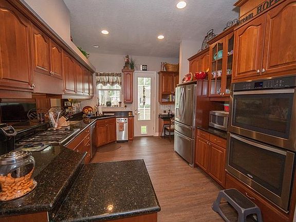 5th image of 27516 Ascot St