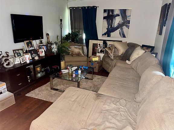4th image of 5221 Browncroft St