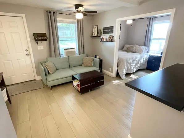 10 W 10th St APT 10, Eudora, KS 66025