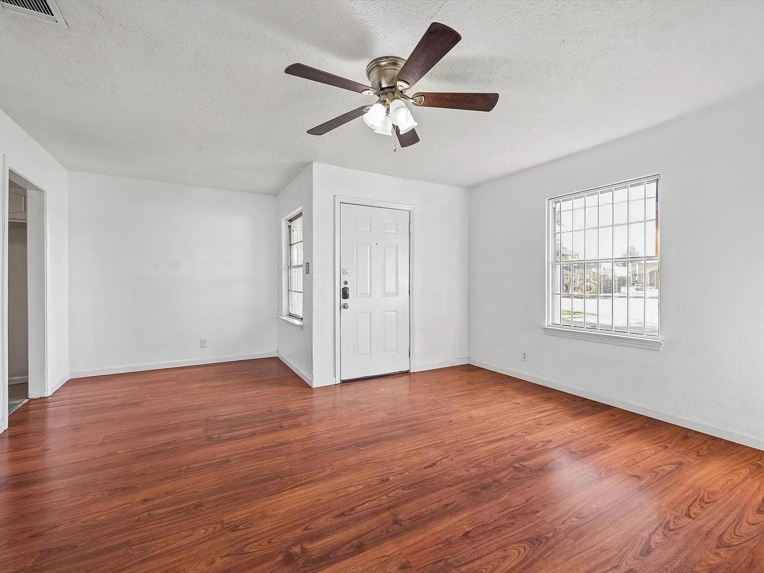 4 bed, 2.5 bath, 2510 sqft, $2,400 — Photo 3