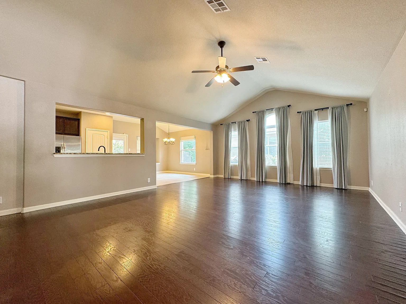 3 bed, 1848 sqft, $2,350 — Photo 2