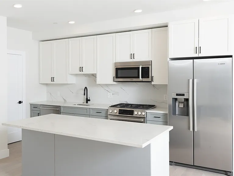 425 Border St #207 — Photo 3