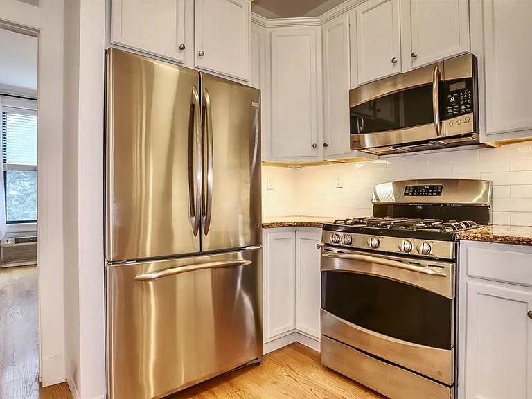 1122 Hudson St #2B — Photo 1