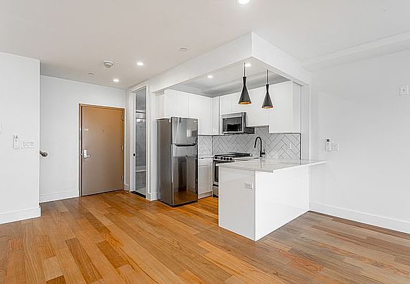 3rd image of 167 Malcolm X Blvd APT 4B
