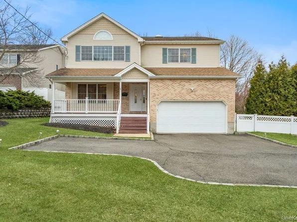 1 Fairway Drive, Old Bethpage, NY 11804