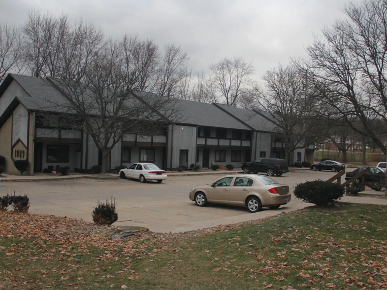 RARE VACANCY: Great 1 BR Apartment in a Great Complex - Most Convenient Location! — Photo 1