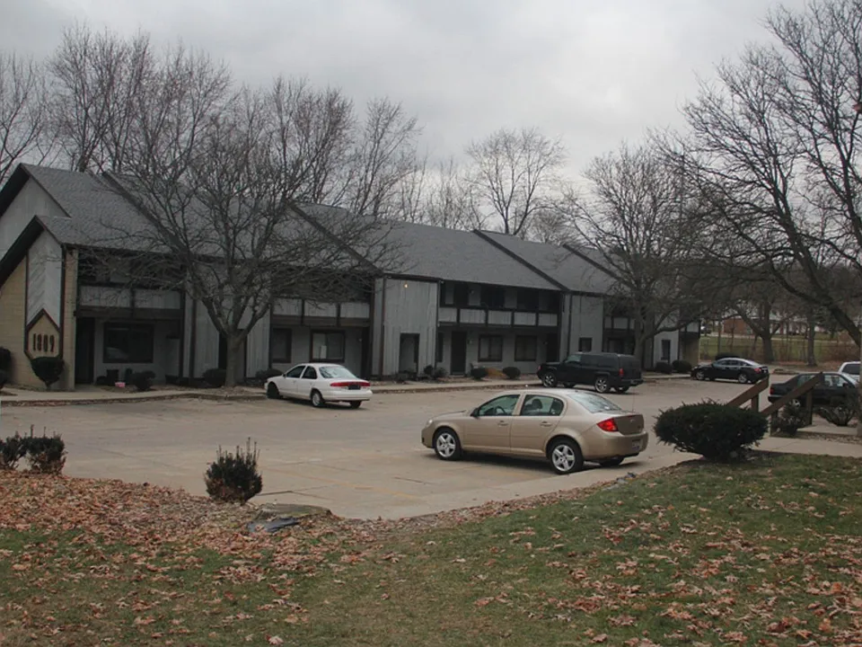 RARE VACANCY: Great 1 BR Apartment in a Great Complex - Most Convenient Location!