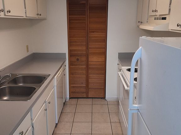 5th image of 4334 Plaza Gate Ln S APT 201