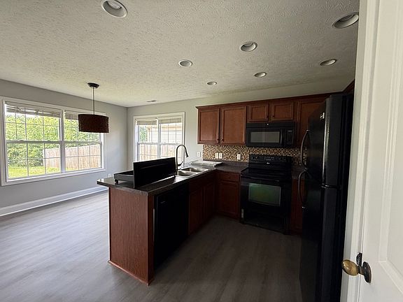 3rd image of 474 Hilton Way