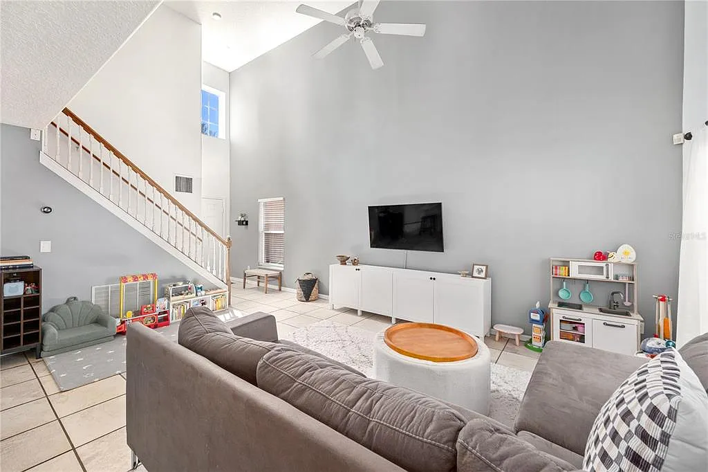 3 bed, 2.5 bath, 1369 sqft, $2,650 — Photo 4