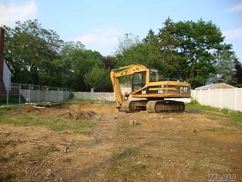 3rd image of 992 Little Neck Ave