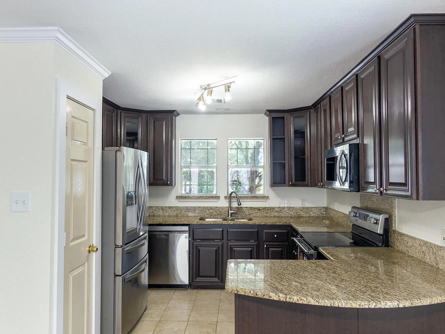 3 bed, 2.5 bath, 1496 sqft, $2,100 — Photo 3