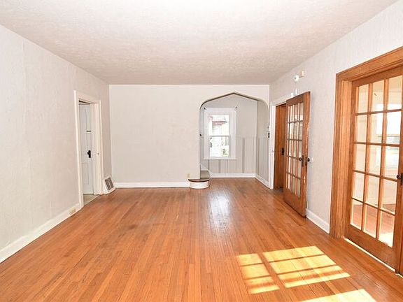 5th image of 913 Bellevue Ave