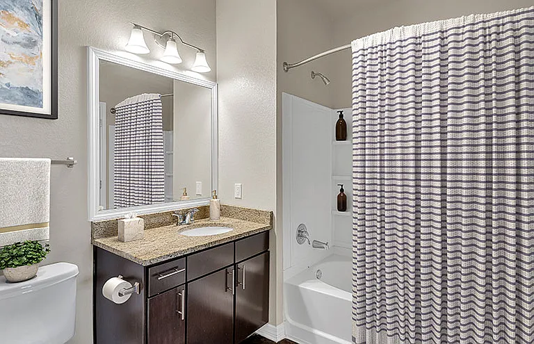 Retreat at Fremaux Town Center Apartments — Photo 10