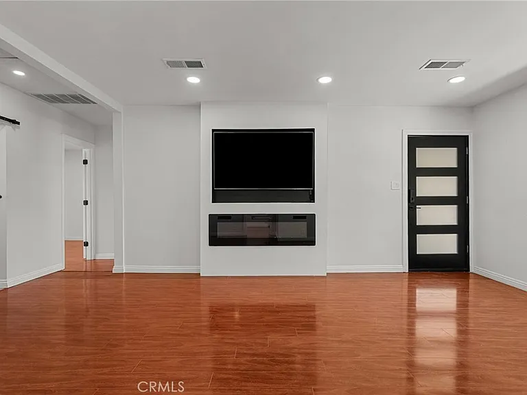 17337 Emelita St — Photo 8