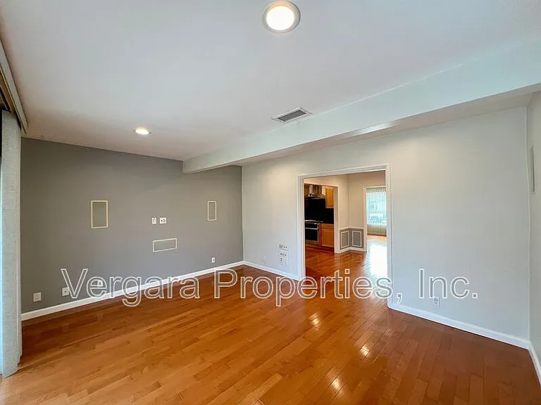 6531 W 85th St — Photo 22