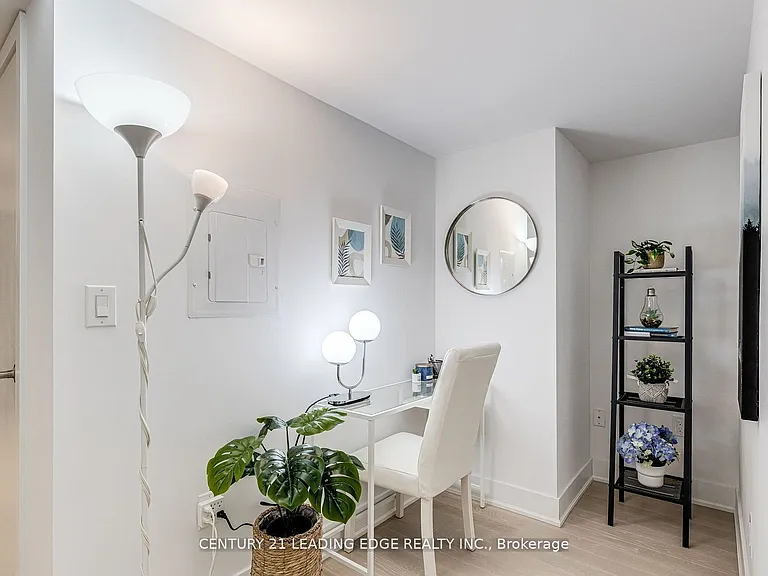 955 Bay St #913 — Photo 13