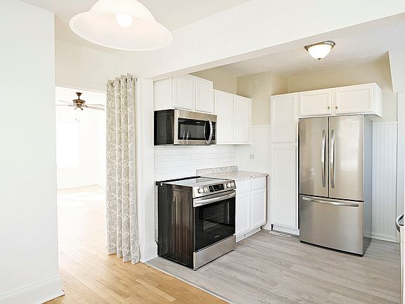 Brand new kitchen with high-end appliances!