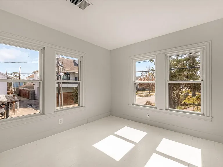 2415 Columbia St — Photo 15