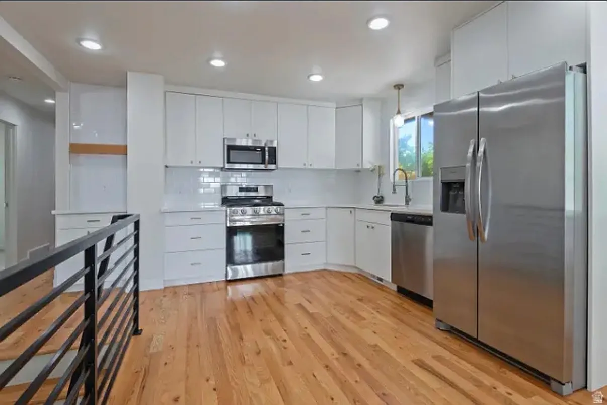 6 bed, 2260 sqft, $4,300 — Photo 3