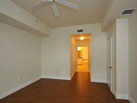 5th image of 3001 NE 185th St APT 412