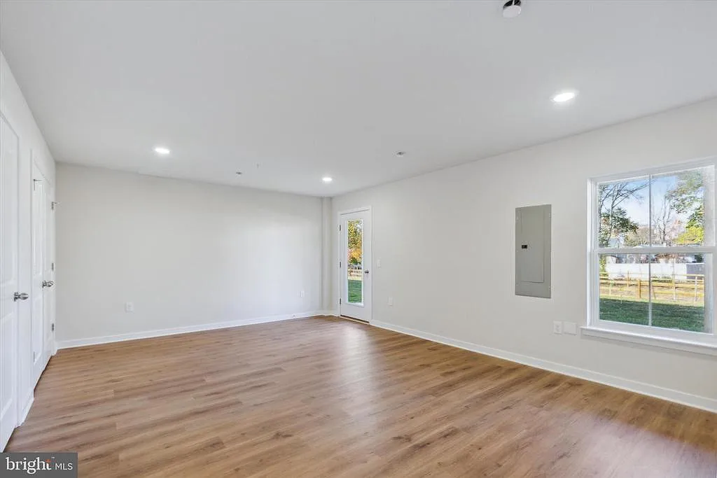 3 bed, 4.0 bath, 2361 sqft, $3,000 — Photo 3