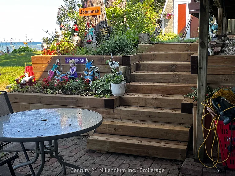 122 Bay St E — Photo 1