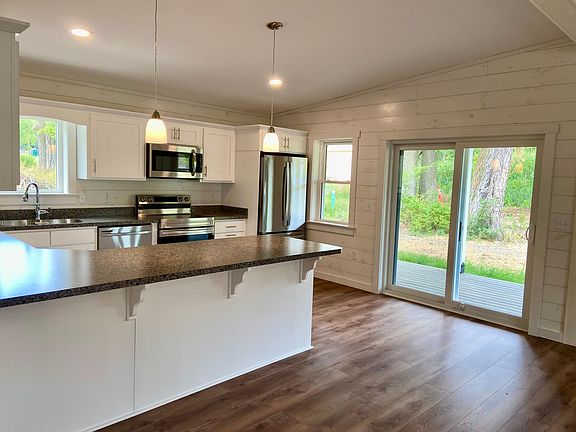 Kitchen with the large eat-in counter.