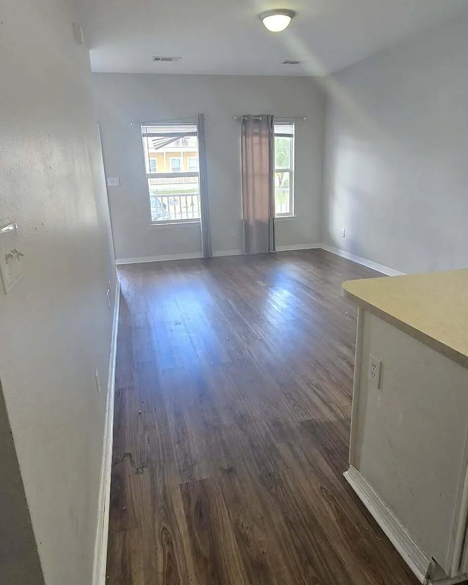 3 bed, 3.0 bath, 1400 sqft, $1,400 — Photo 2