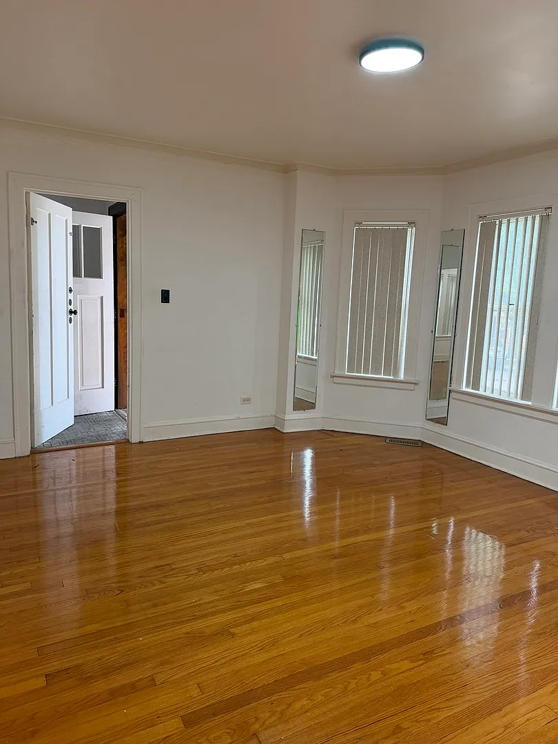 3 bed, 1.0 bath, 1100 sqft, $2,050 — Photo 4