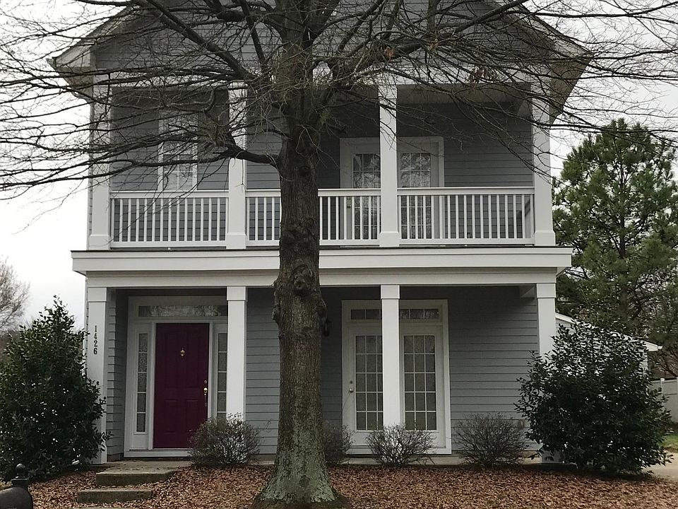 Beautiful 2 story home with balcony