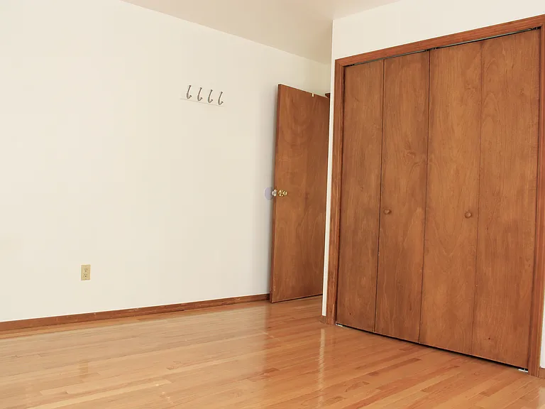 346 W Woodside Ave — Photo 7