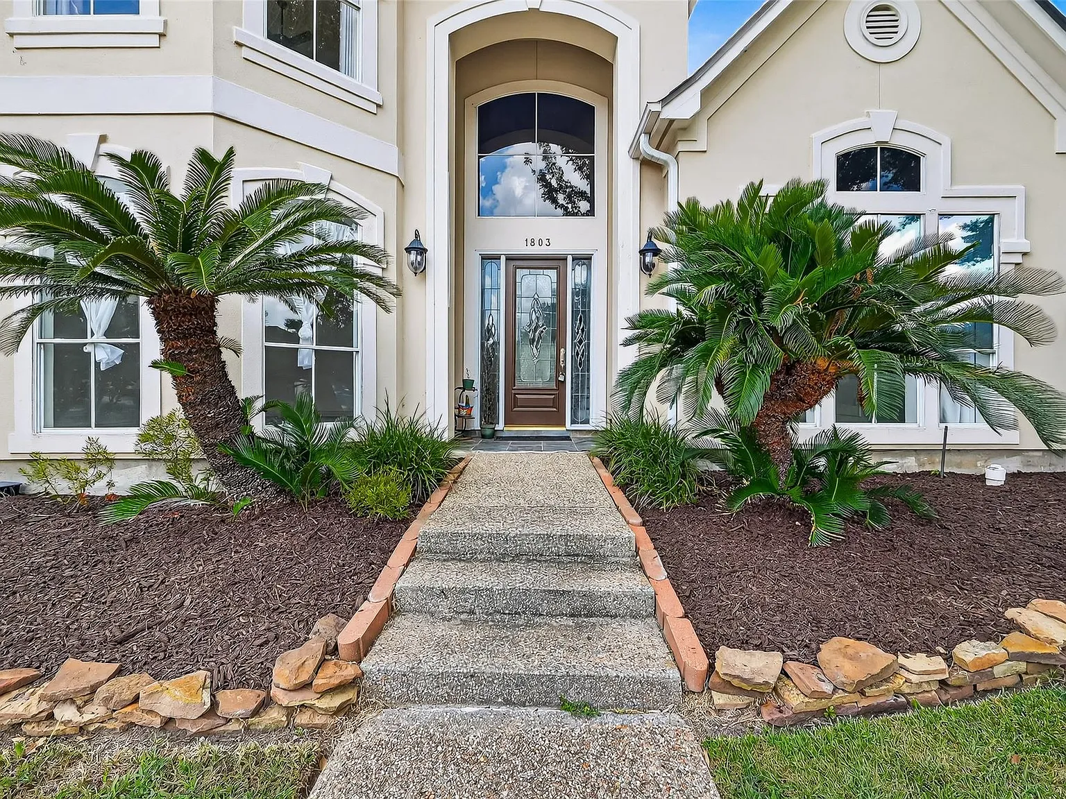 4 bed, 3.5 bath, 4009 sqft, $5,400 — Photo 2